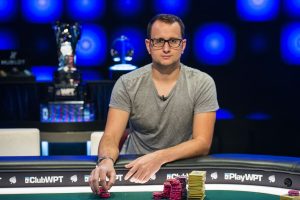 Das Bild zeigt Rainer Kempe am Pokertisch.