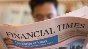 Das Bild zeigt einen Leser mit der Financial Times.