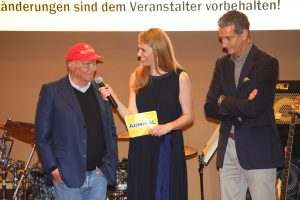 Das Bild zeigt Niki Lauda bei der Eröffnungsfeier. 