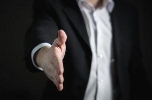 Handschlag als Abmachung