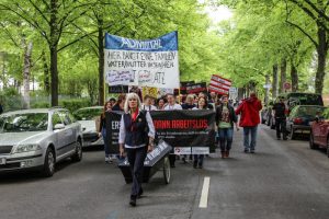 Protestzug auf der Straße.