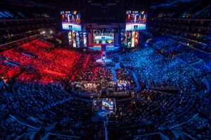 Das Bild zeigt eine eSports Arena.
