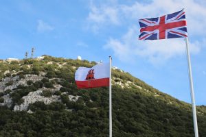 Die Flaggen von Gibraltar und Großbritannien vor dem Felsen