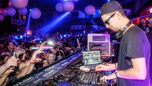 DJ Robin Schulz am Mischpult