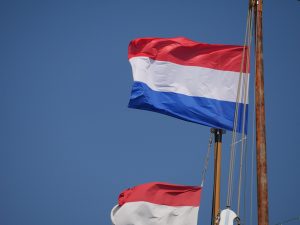 Die niederländische Flagge an einem Schiffsmast