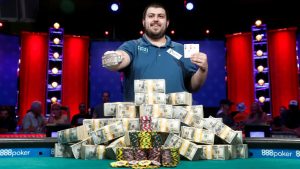 Scott Blumstein posiert mit seinem Bracelet und dem Preisgeld