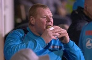 Wayne Shaw isst eine Fleischpastete am Spielfeldrand