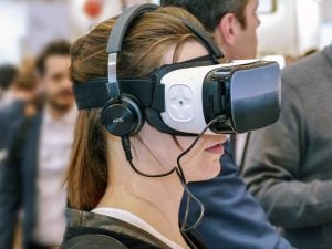 Frau mit Virtual-Reality-Brille 