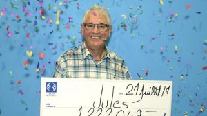 Gewinner Jules Parents mit seinem Scheck