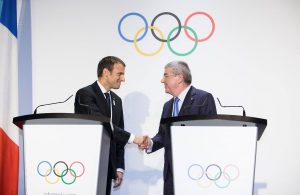 Präsident Emmanuel Macron und IOC-Präsident Thomas Bach