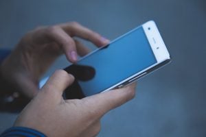Eine Person benutzt ein Smartphone