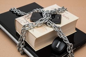 Internetzensur mit PC, Smartphone und Buch