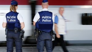 Belgische Polizisten vor einem Zug
