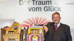 Firmengründer Paul Gauselmann mit seinen Automaten