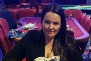 Emma Fryer am Pokertisch im Casino