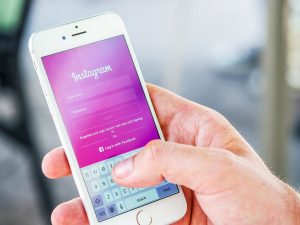Smartphone mit Instagram Seite
