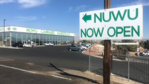 Schild zum NuWu Cannabis Marketplace