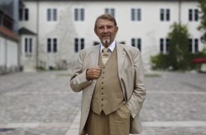 Firmengründer Paul Gauselmann vor Schloss Benkhausen in Espelkamp