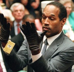 O.J. bei einer Demonstration vor Gericht