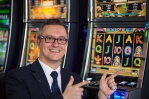 Der Duisburger Geschäftsführer Steffen Stumpf vor einem Spielautomaten