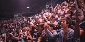 eSports Fans in einer Halle
