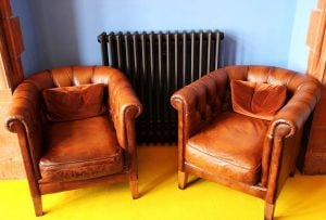Zwei Sessel in einem Zimmer