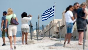 Touristen fotografieren Sehenswürdigkeiten in Griechenland