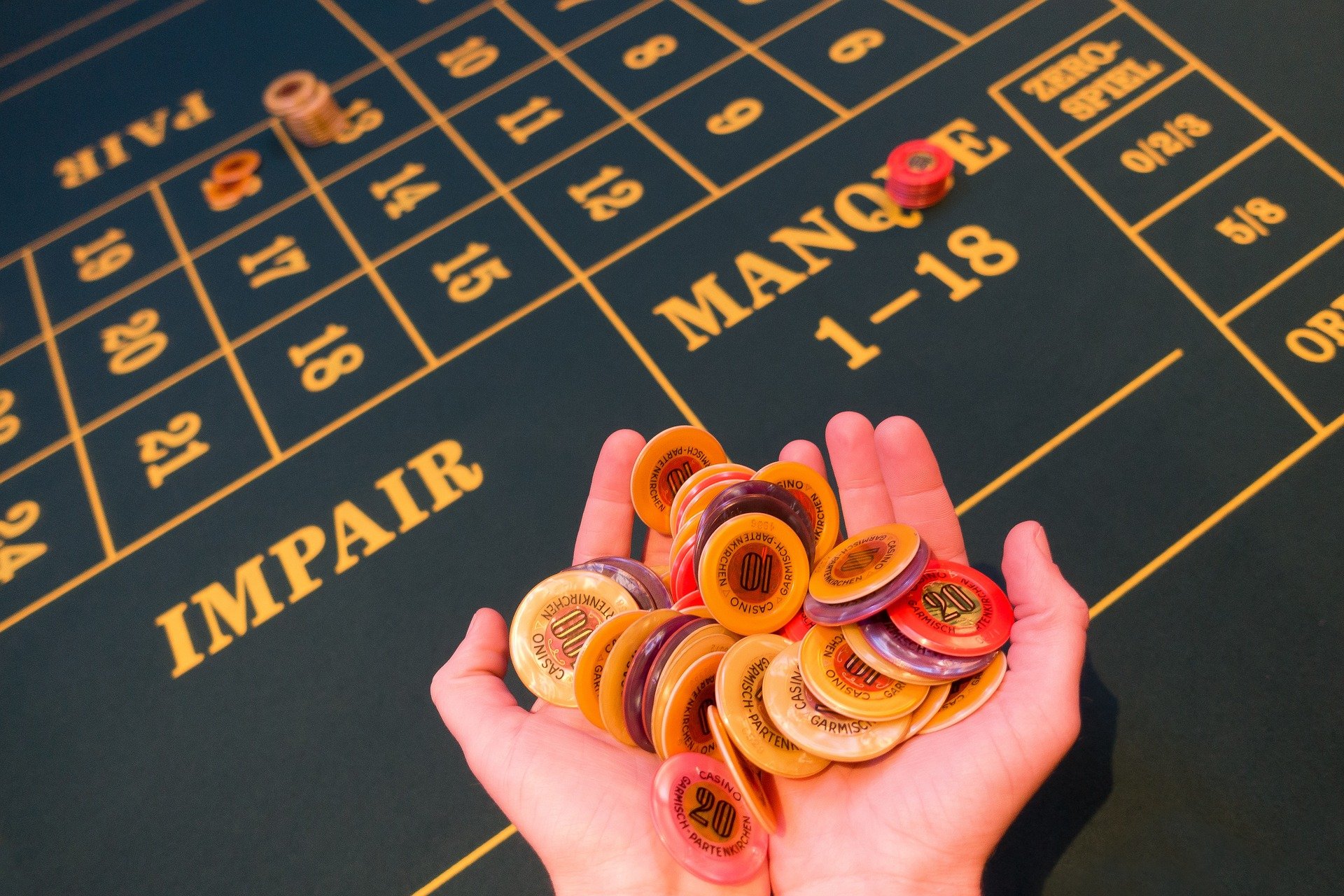 Hand mit Spielchips