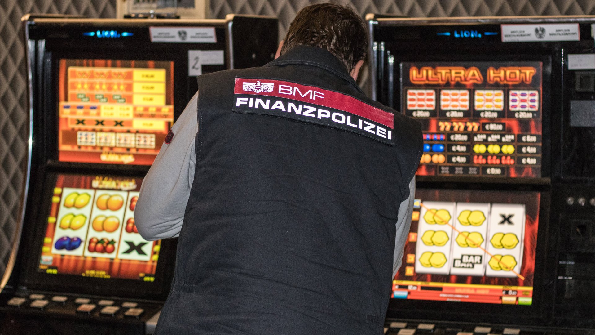 Beamter der Finanzpolizei vor illegalen Spielautomaten