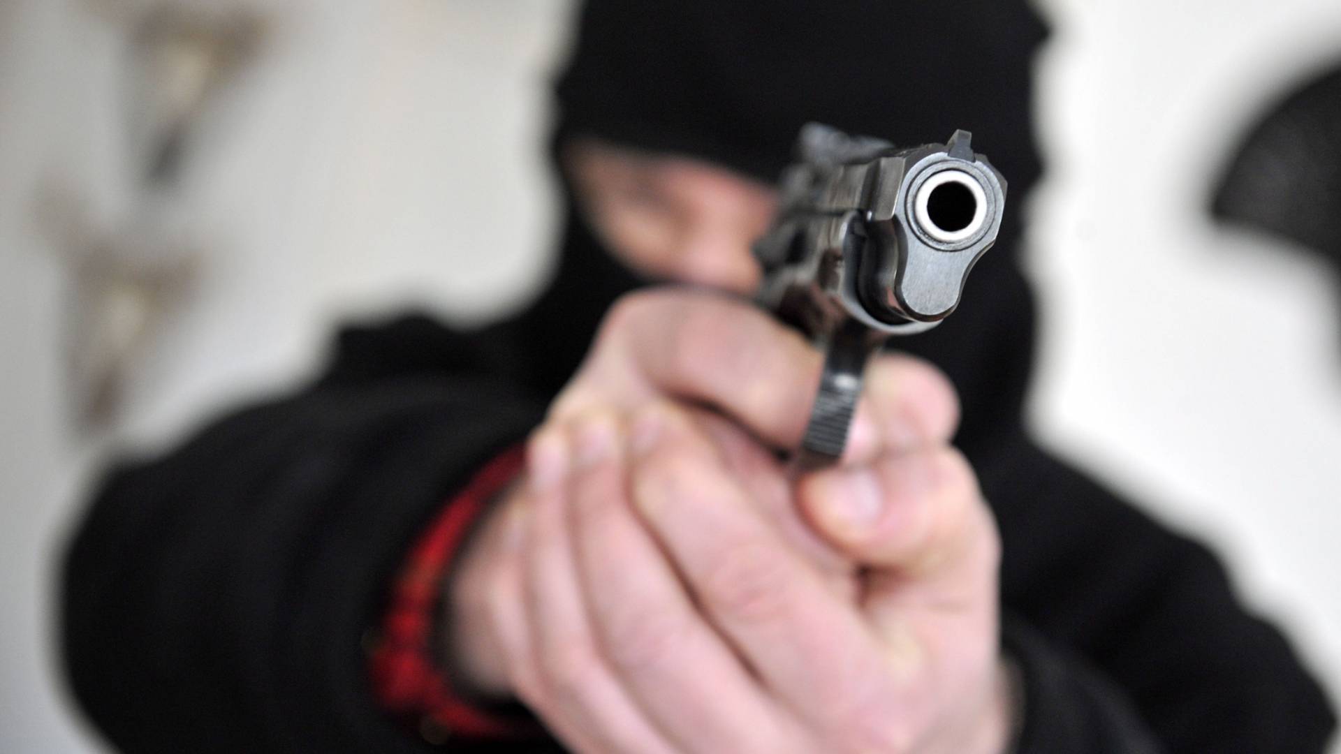 Ein bewaffneter Täter bei einem Überfall