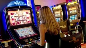 Frau an einem Spielautomaten im Casino