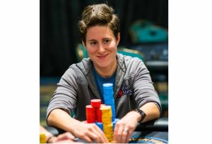 Vanessa Selbst schiebt Pokerchips