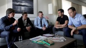 Joachim Löw, Mesut Özil, Reinhard Grindel, Ilkay Gündogan und Oliver Bierhoff diskutieren