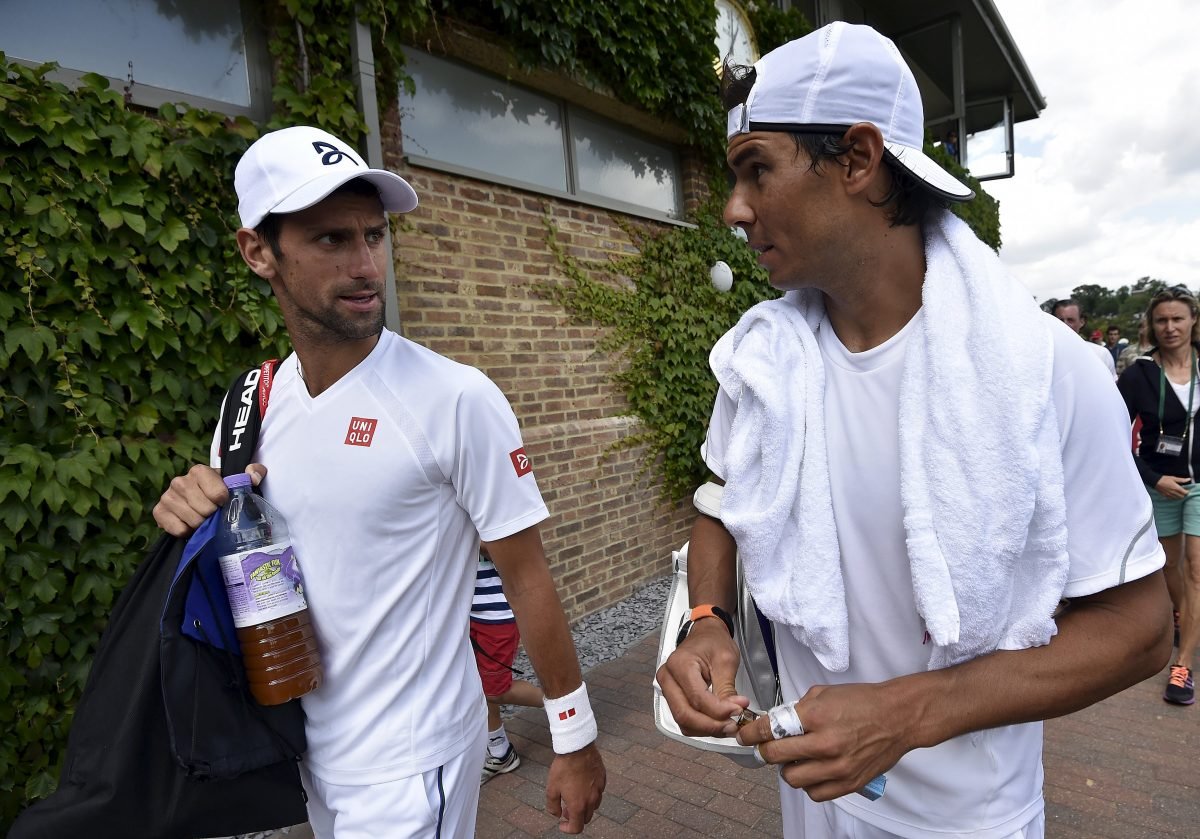 Novak Djokovic und Rafael Nadal unterhalten sich beim Verlassen des Trainingsgeländes in Wimbledon