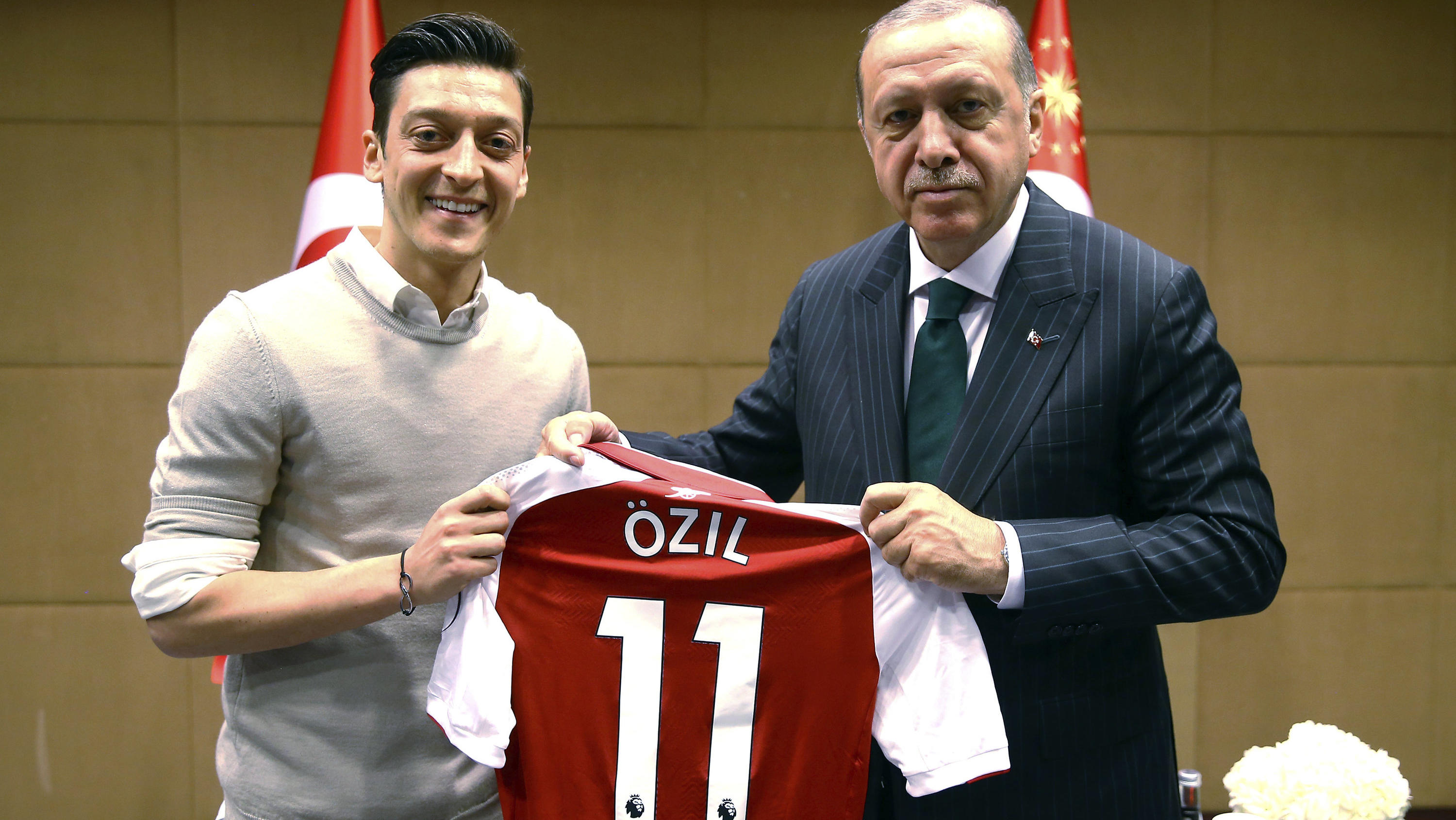 Özil und Erdogan posieren mit Özils Trikot
