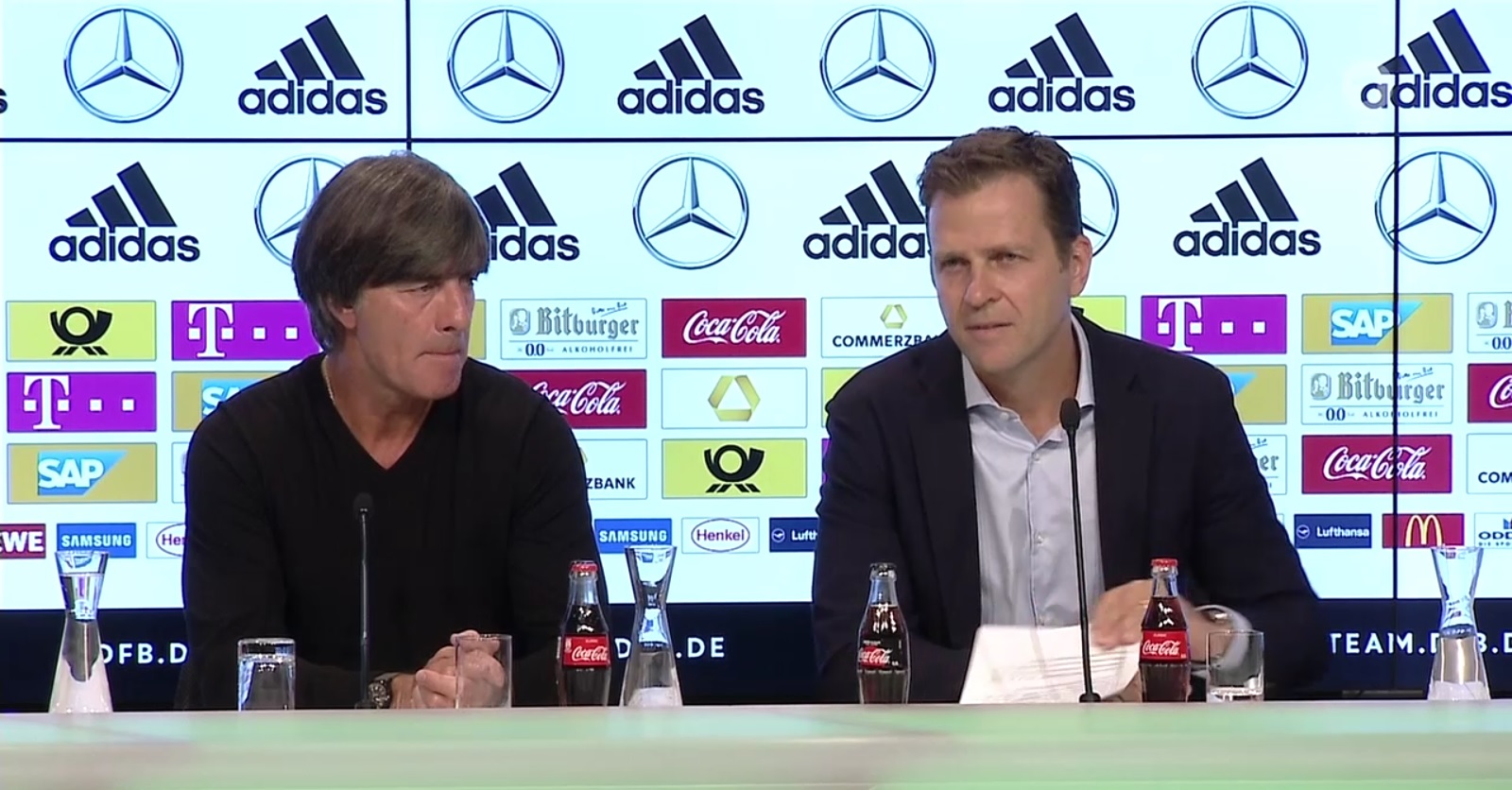 Joachim Löw (links) und Oliver Bierhoff (rechts) bei der Pressekonferenz in München