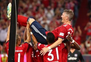 Die Bayern feiern ihren Top Spieler Schweinsteiger