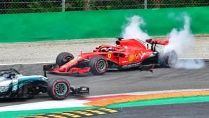 Zwischen Vettel und Hamilton kommt es in der ersten Runde zum Crash