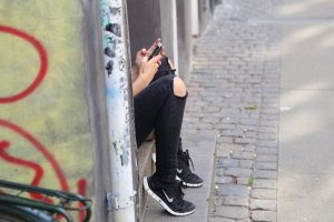 Teenager mit Smartphone