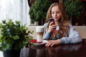 Mädchen, Smartphone, Kaffee