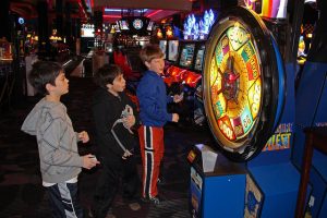 Kinder am Spielautomaten