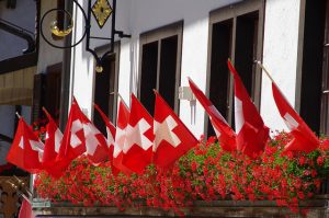 Schweizer Fahnen Blumenkasten