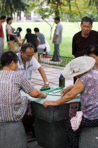 Menschen spielen Mahjong