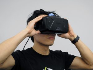 Mann mit Virtual Reality Gerät