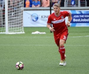 Schweinsteiger beim Antritt auf dem Fußballsplatz