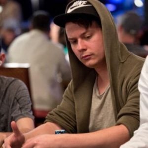 Fabian Gumz sitzt am Pokertisch