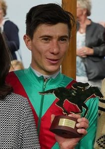 Michael Cadeddu trägt eine Trophäe in der Hand