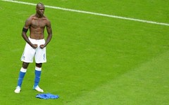 Mario Balotelli in martialischer Pose