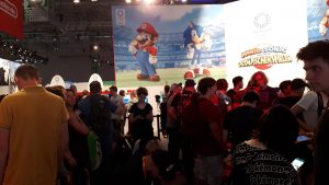 Menschen, Messehalle, Spiel Super Mario