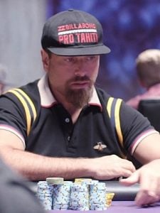Rick Salomon an einem Pokertisch sitzend